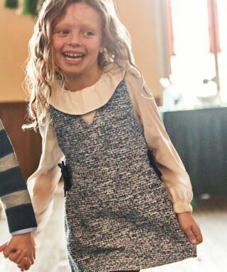 Vestido tipo peto con camisa AZUL Y BLANCO