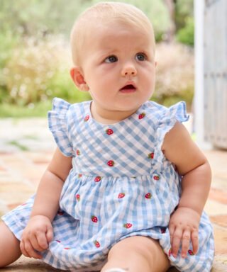 Jesusito de cuadro vichy con bordado de fresas AZUL Y BLANCO