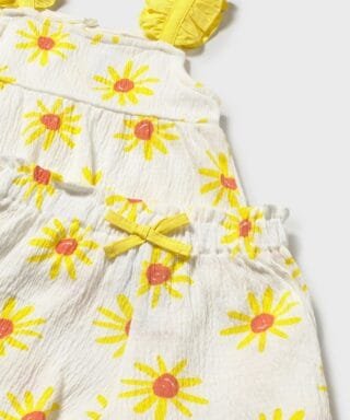 Conjunto 2 piezas de girasoles BLANCO Y AMARILLO 6 26 01207 052 L 6Carla Lozano armario de macarena penarandaCarla Lozano armario de macarena penaranda mayoral